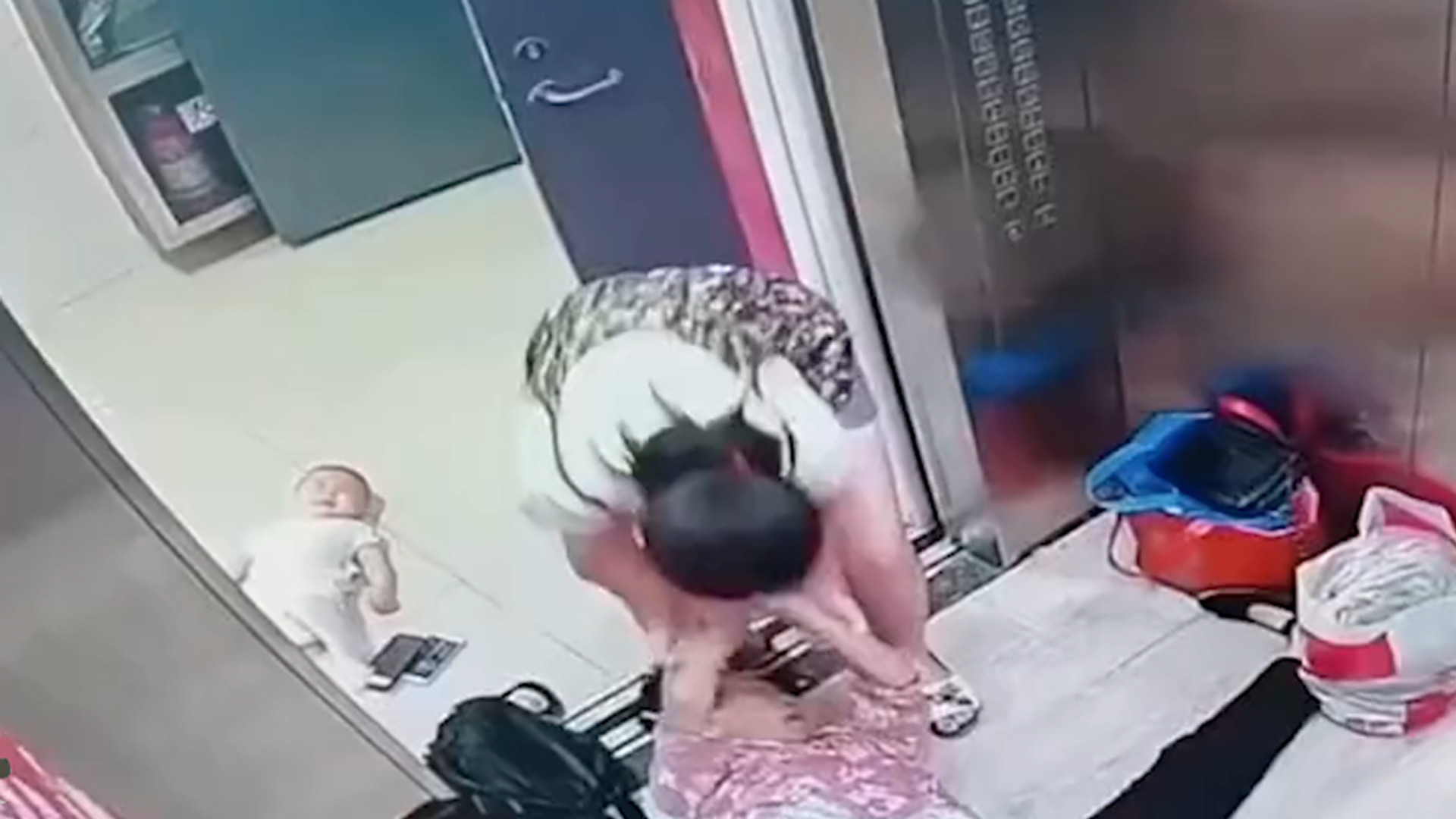老人乘坐电梯突发心梗，年轻宝妈将孩子放在地上，救助老人