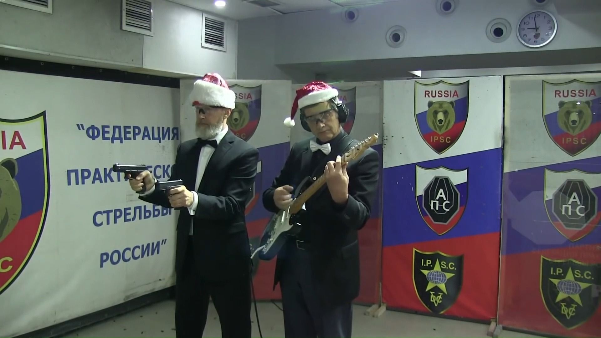 俄罗斯射击协会主席用手枪演奏ёлочка圣诞树 铃儿响叮当及мурка