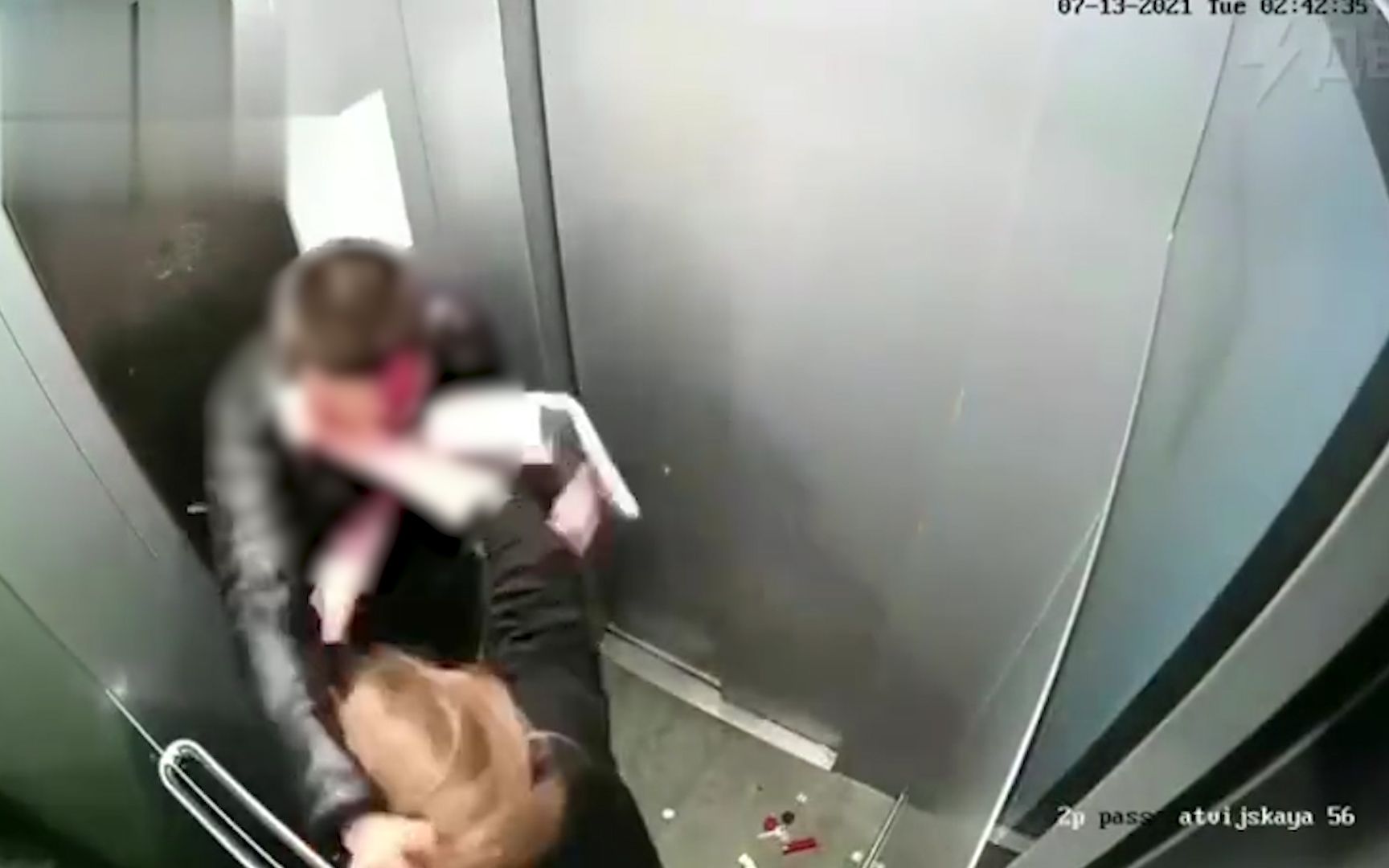 俄罗斯一对凶悍情侣当众在电梯互相殴打 下一秒操作让人猝不及防