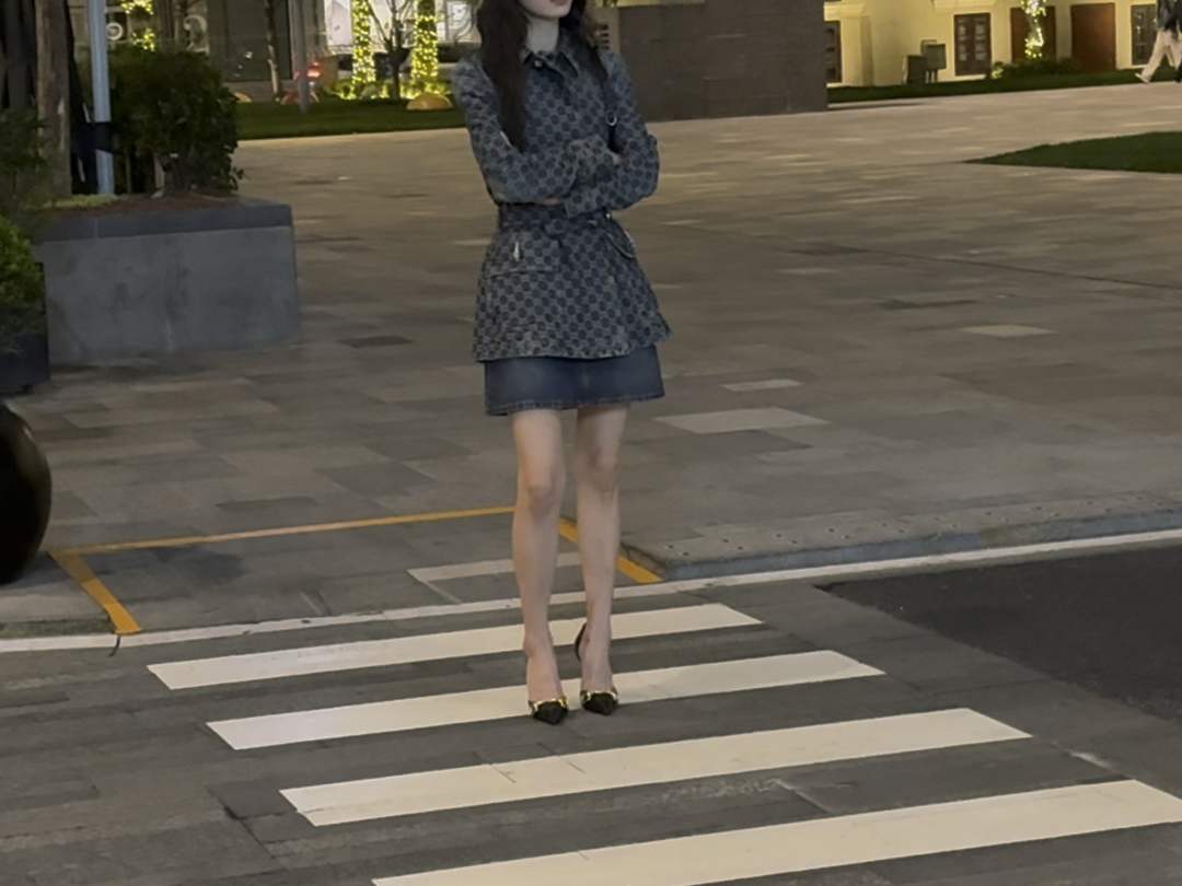 周雨彤清冷时尚感十足啊