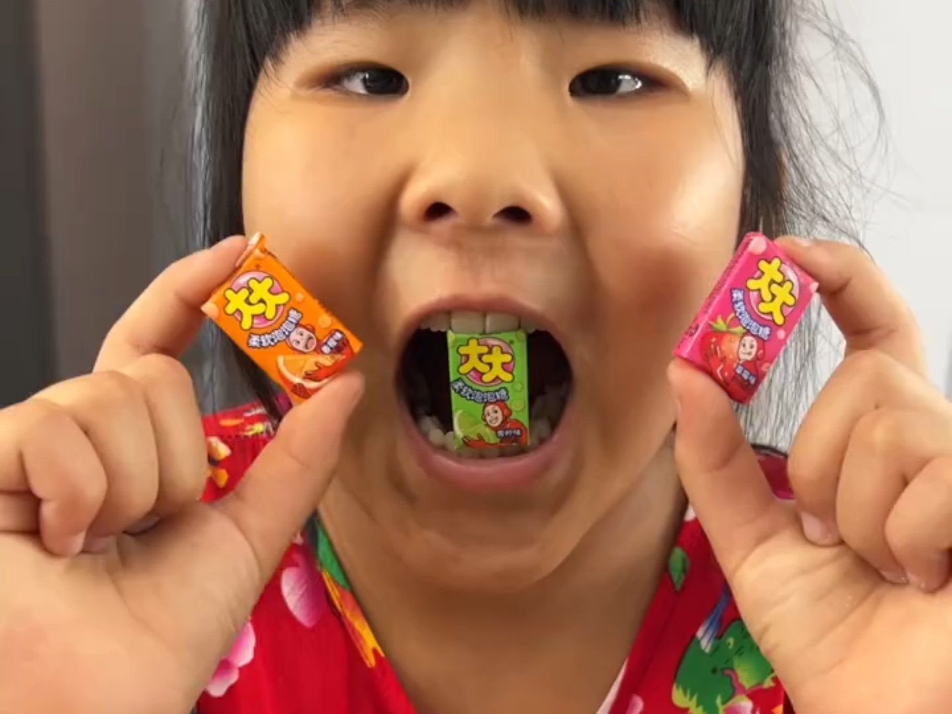 三宝吃大大泡泡糖，怎么把妹妹弄哭了！