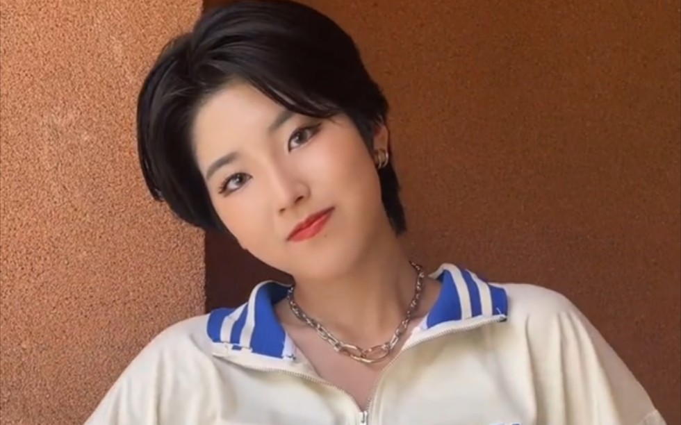 Kojima Hana, a 19-year-old Japanese girl