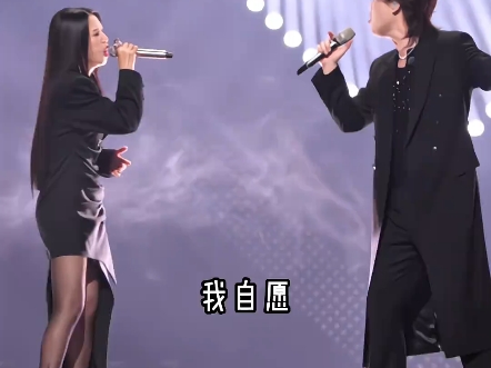 谭维维丝袜舞台演唱现场直拍镜头