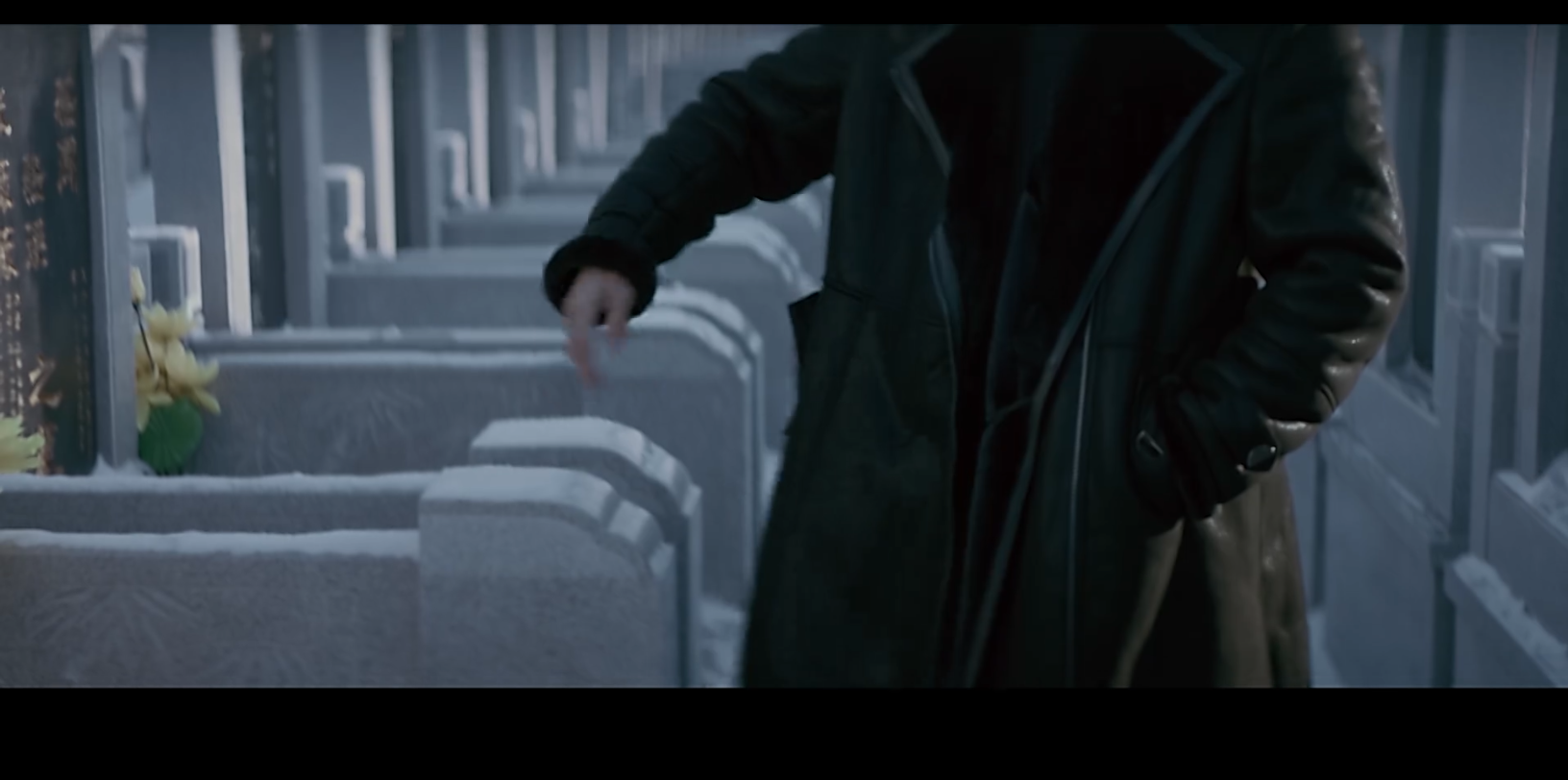 【空镜】墓地/手指比枪/钱/护照/行李/趁别人睡着解锁别人手机/手铐/磨绳子/开枪/地上的血迹/撕衣服替对方包扎伤口/提枪找人