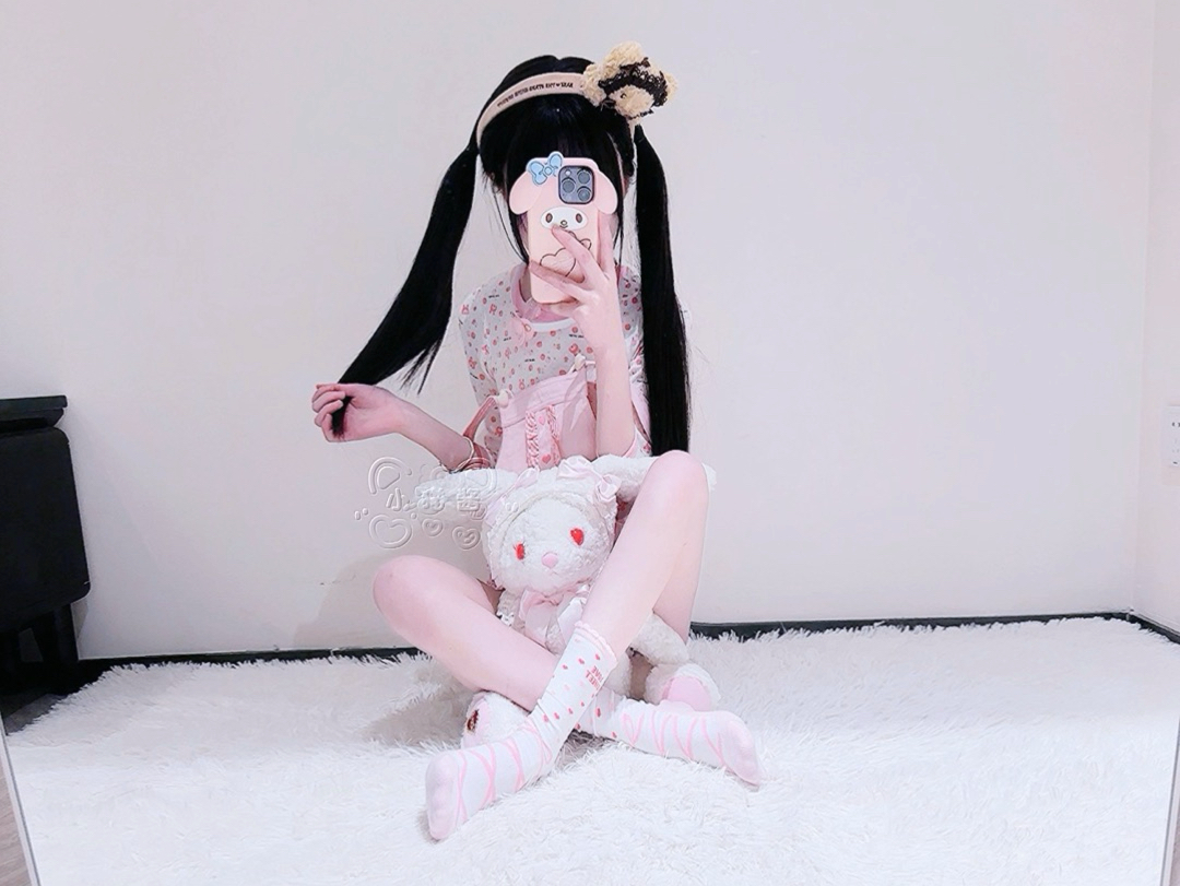 Cloud-raised female geese