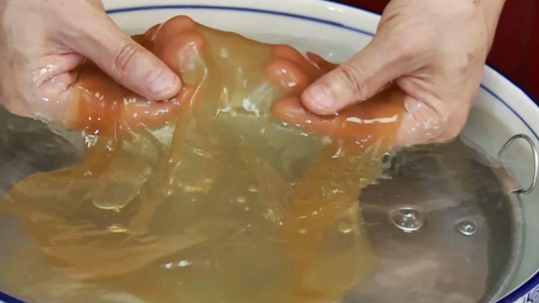 在开水里就这么一转，再沉进去一烫，水晶般透亮的粉皮儿就成啦~ 老师傅一步一步教你烫粉皮儿~