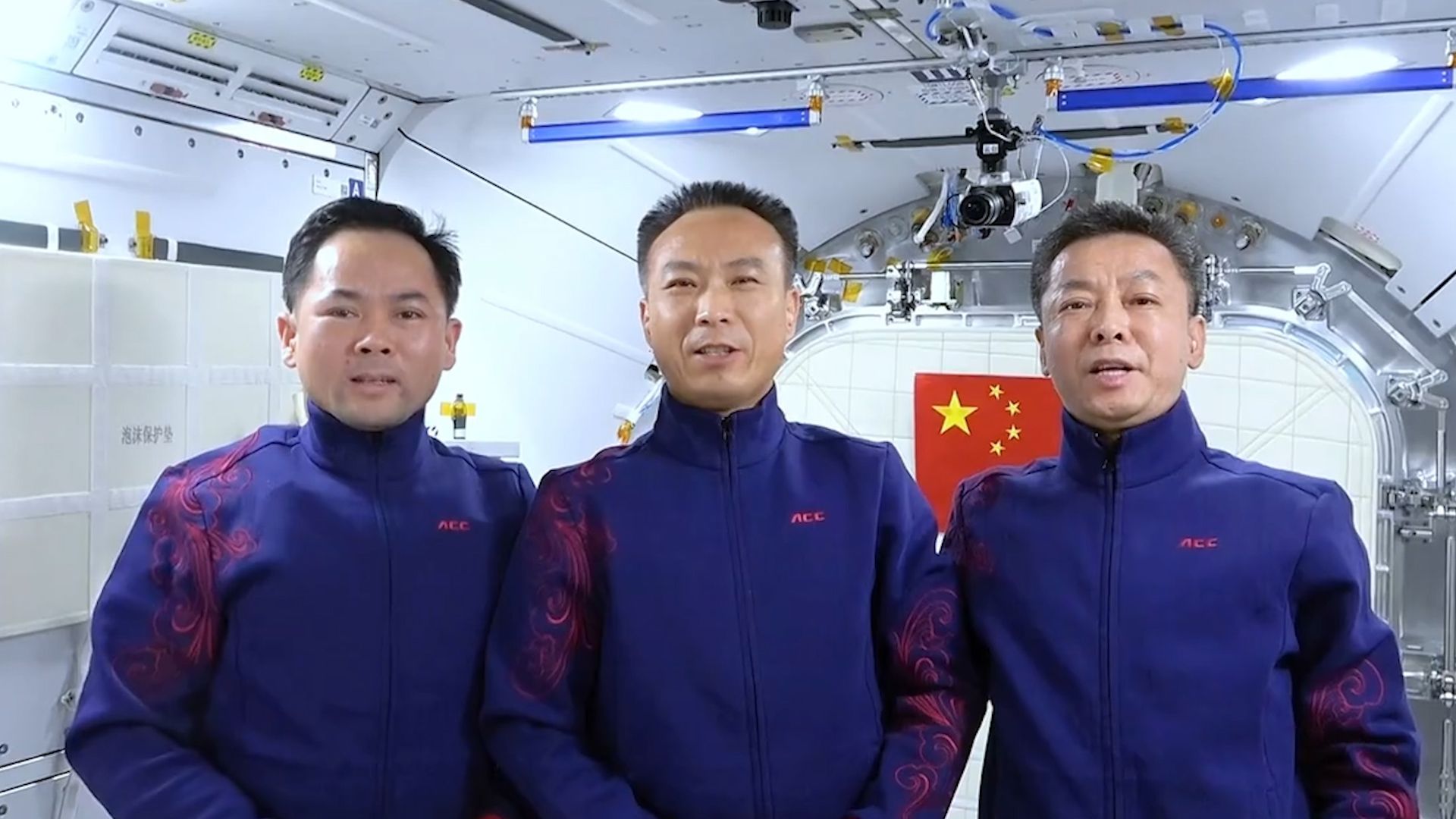 全球拍天宫！中国空间站送出特殊“新春礼物” 航天员出镜解说
