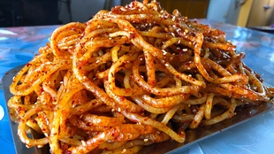 怎么当美食测评博主 32e9a940e5fe32d7555a3ab5aa7b751e2bed3ce7.jpg@310w_174h_1c_100q.jpg