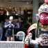 外国人在外国街头玩中国传统戏法变脸，观众的反应亮了！