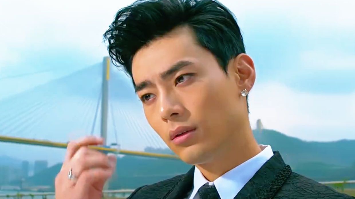 “我不是富二代，但是我开法拉利，我家没有过亿的财产，但我却有花不完的钱”