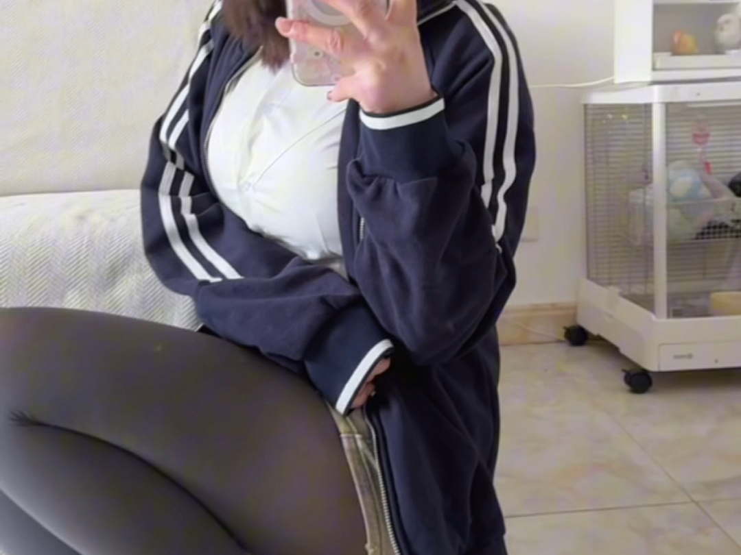 Today's outfit is gray tights.