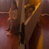 女儿怕吵醒爸爸午休，悄悄坐一边看爸爸睡觉，爸爸睡醒后当场破防