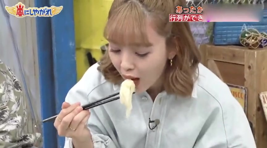 日本综艺：女嘉宾第一次品尝中国馄饨，一口吃一个