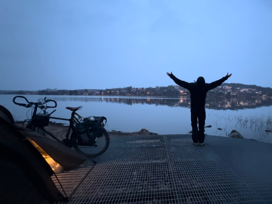 骑行穿越瑞典，绵绵阴雨一股彻骨的冷意，这样的环境下有种窒息感