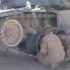 你知道如何把主战坦克的负重轮拆卸下来吗？