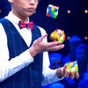他是会耍杂技里拼魔方最快的人，拥有4项世界纪录