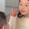 姐姐一本正经的教训弟弟，“不要让妈妈抱 给妈妈累坏了
