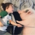 小朋友在家撸猪猪