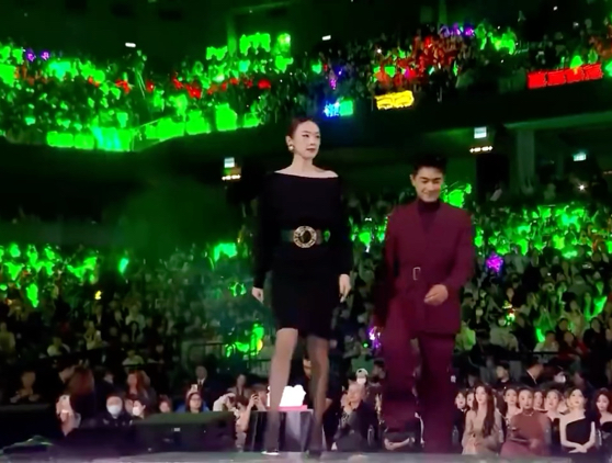 童瑶丝袜高跟鞋和林更新星光大赏内场