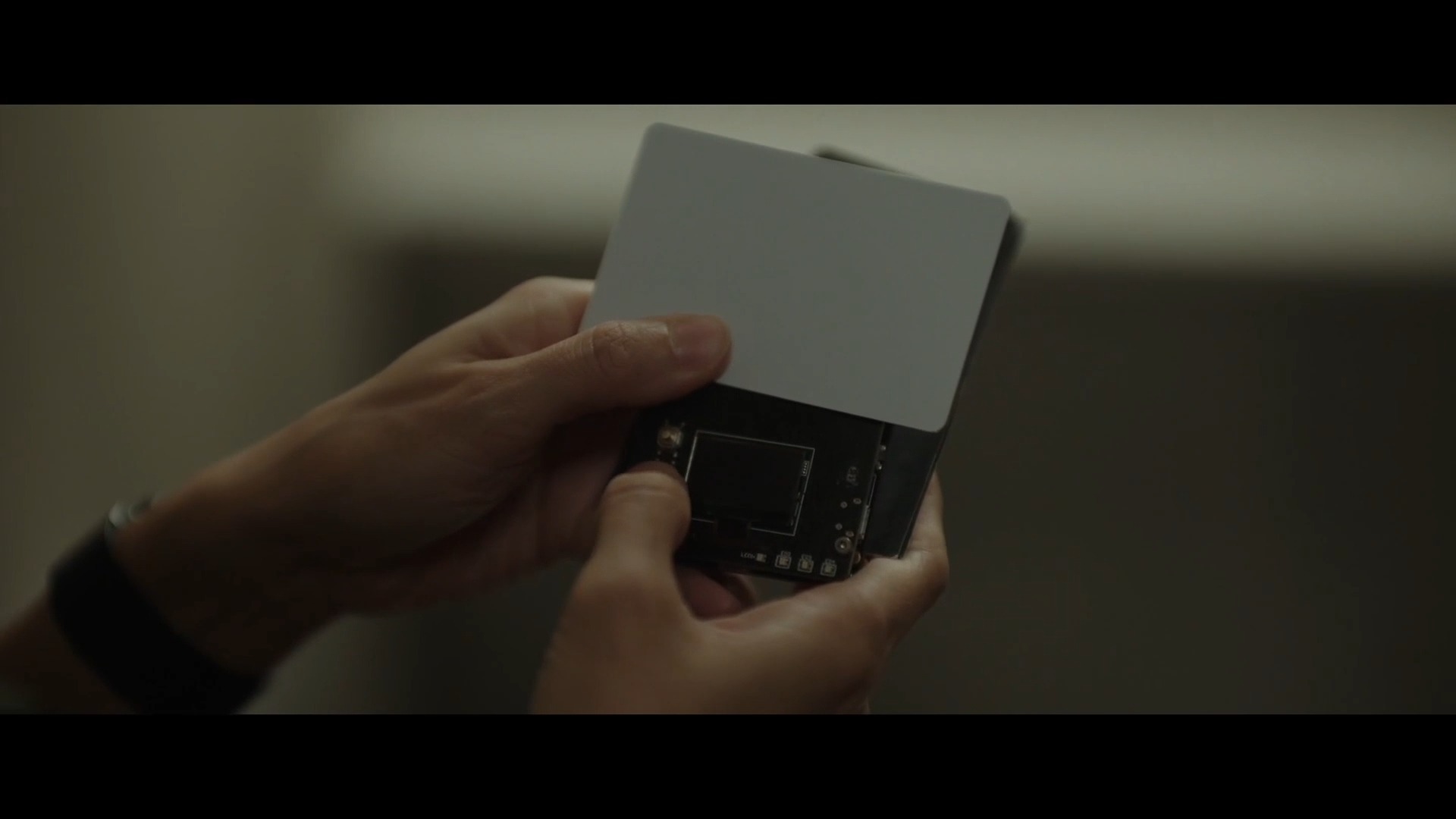 （空镜）录音、酒店客服、通讯器、房卡、门牌号、窃听器、风起云涌、时钟、走廊、脚步、按门铃、开门、录像、喝水、手机视频、袭击（车震）、跳楼自杀、马桶呕吐、车内捂嘴