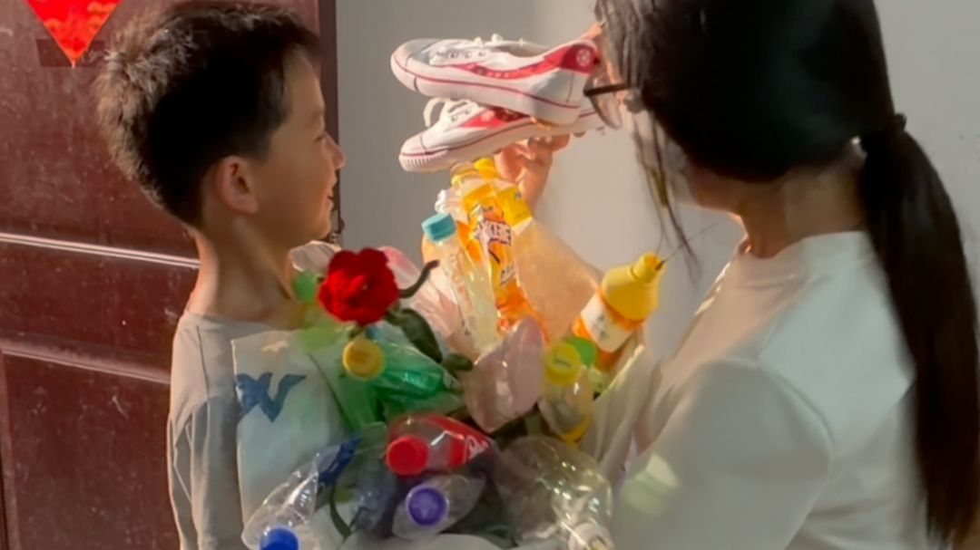 用捡来的水瓶给妈妈做了一束花。妈妈也偷偷买了一双20元的足球鞋。虽然谋生满是风尘，但是幸福属于知足的人
