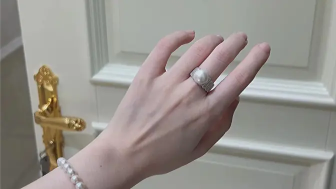 我闺蜜都不相信这么好看戒指300多1112mm 6A 纯银的星河排钻戒指发货真的戴出去就是大万即视感做工很好收到这个戒指也很满意