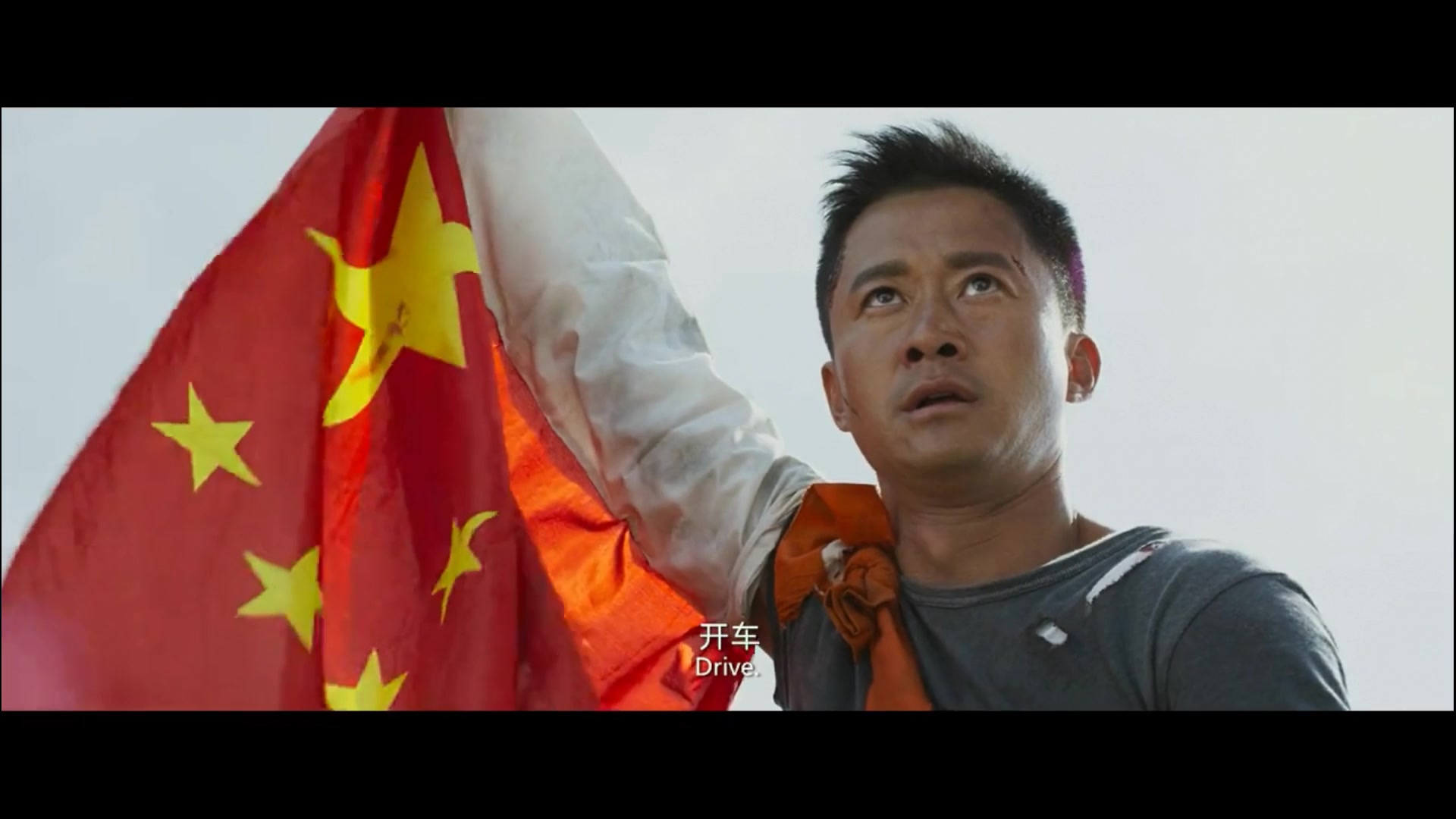 吴京手持红旗通过交战区,交战双方停火让行