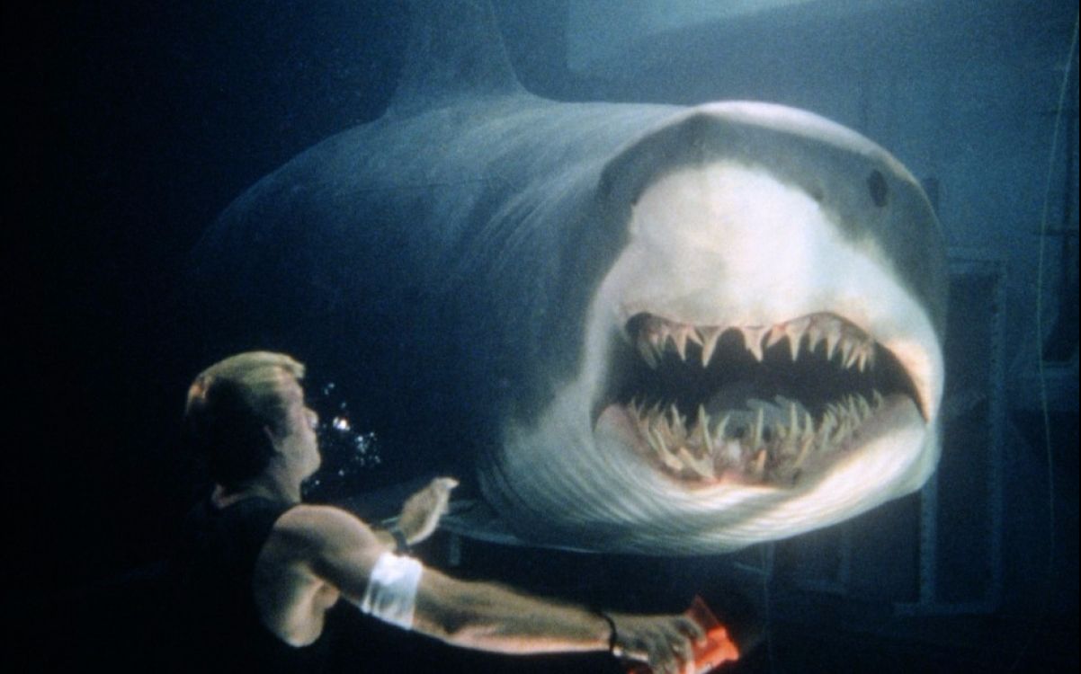 最佳评论：智商比人类还高的变种鲨鱼，看完再也不敢游泳了《深海狂鲨》[第七代更]的第1张示图