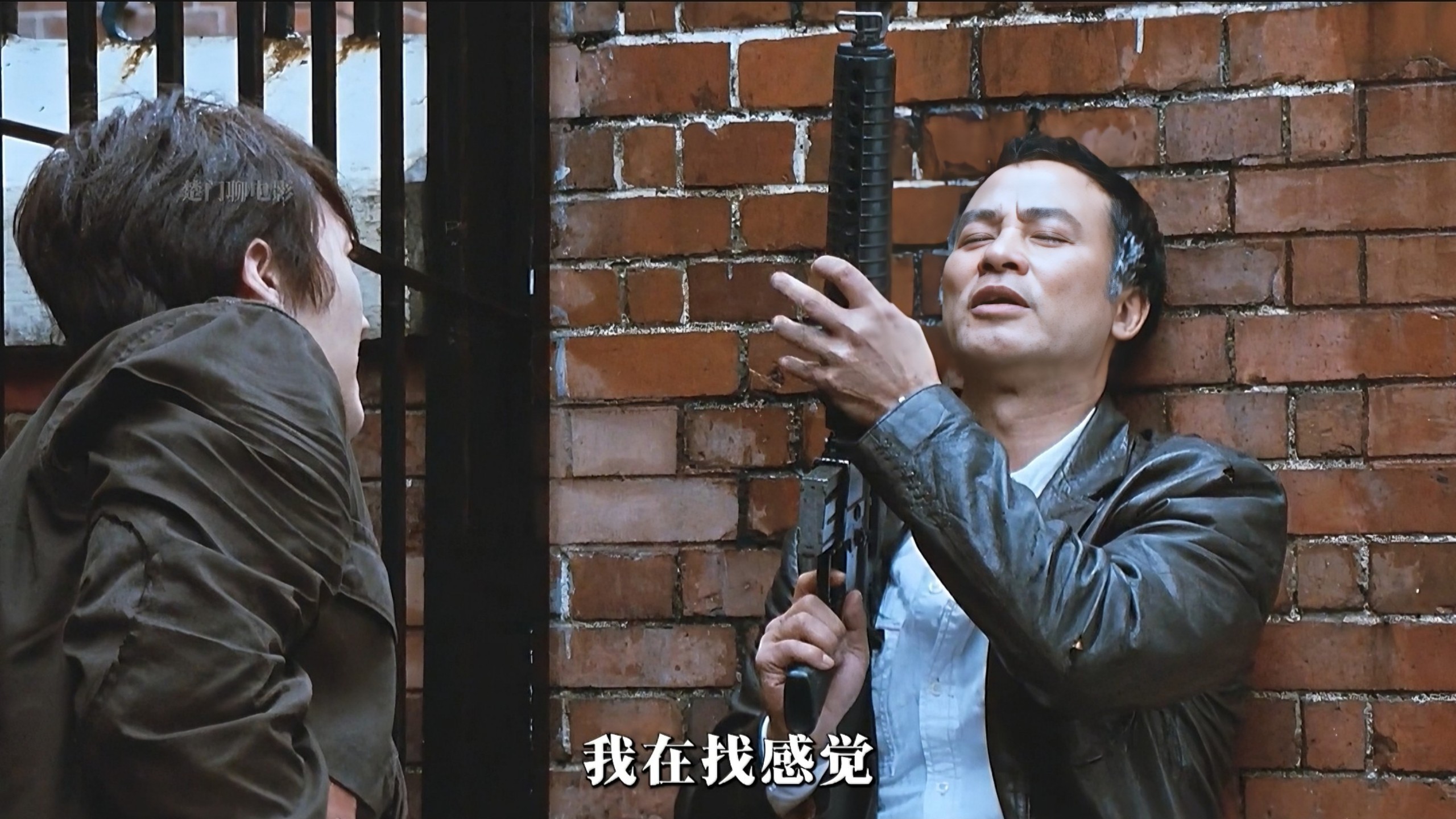 “现在枪林弹雨啊老大，你还上闭眼睛！” “我在找当年的感觉！”，一口气看完经典港片《撕票风云》：为了正义，一群人专门绑架黑帮老大！颓废老警察对阵替天行道的黑警！