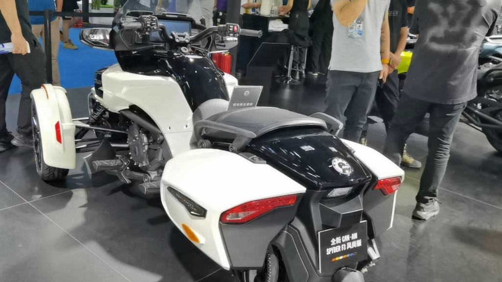 北京摩博会 庞巴迪倒三轮摩托车SPYDER F3 风尚版