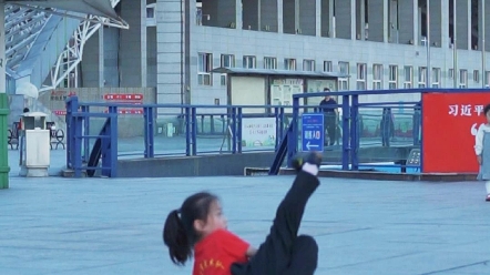 小女孩在广场表演武术，气场全开！