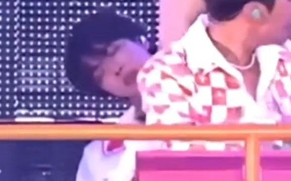 【BTS】当jin在演唱会睡着时成员们的反应：