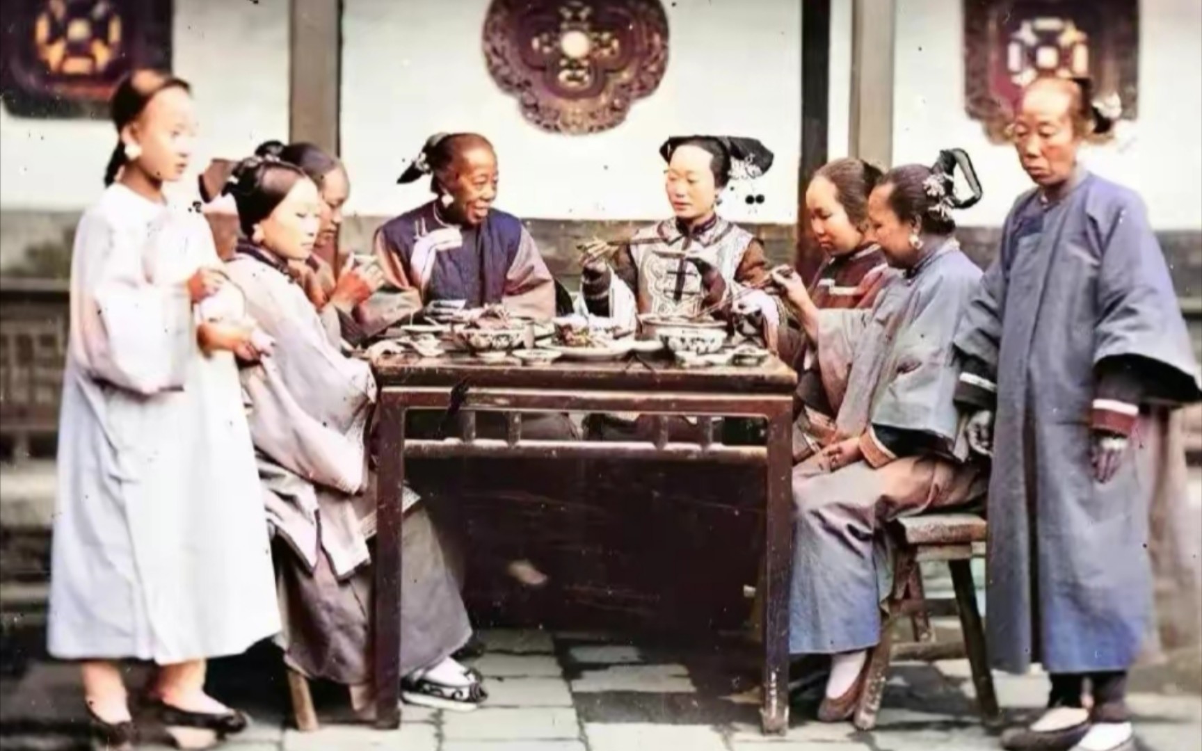 晚清旧影：1871年，满族贵妇聚餐的真实场景，一顿饭得花三两银子