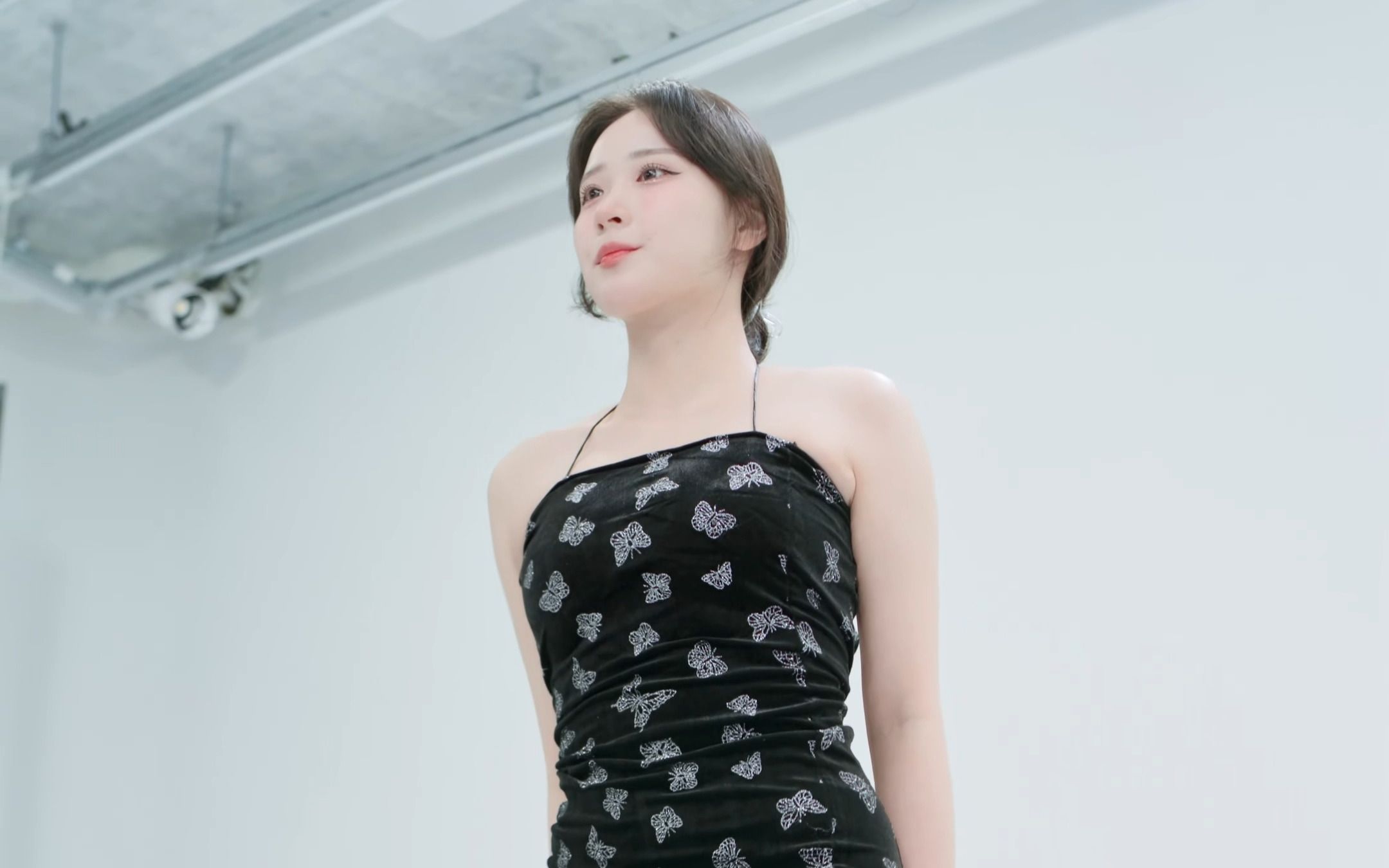 Jung In, Queendom, black floral dress, side view