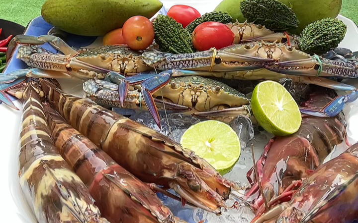 泰国美食：自制泰国凉拌神菜酸辣生虾和生腌螃蟹，爽口鲜美一口就爱上