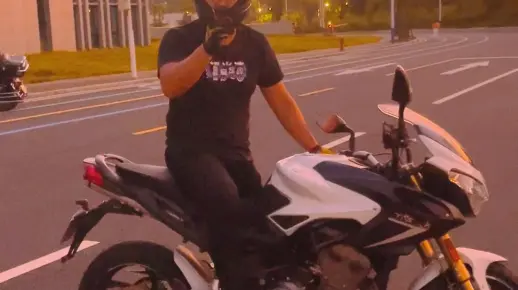 贝纳利899小试牛刀 使劲翘