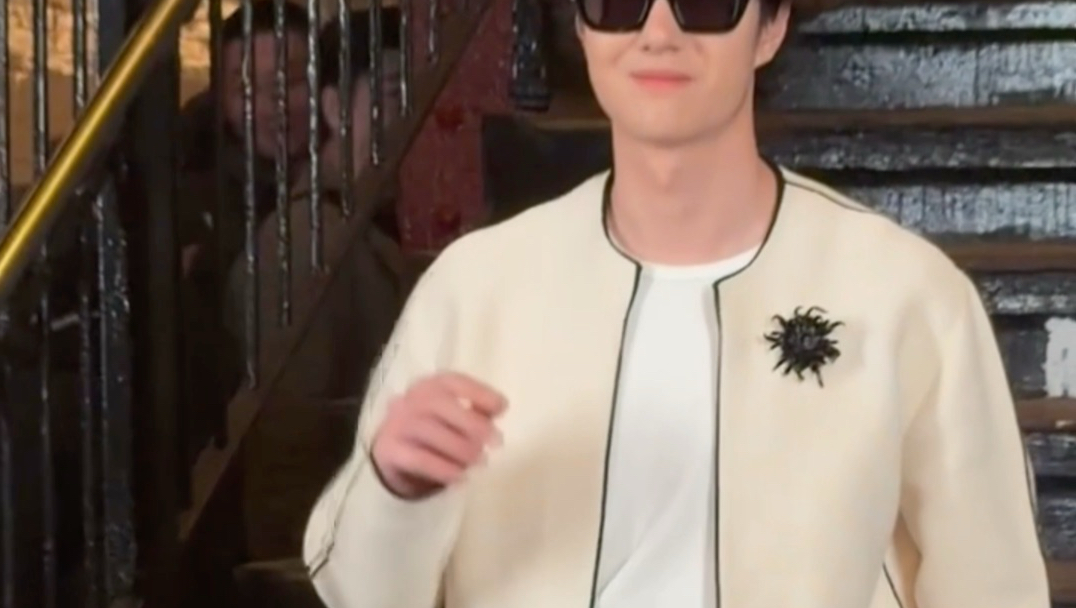 【王一博】来一个入场新角度还被逗笑了哈哈哈！