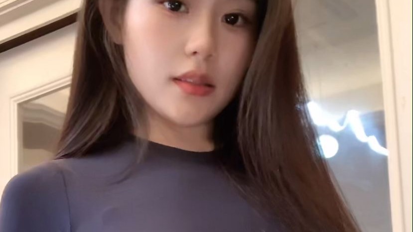 十元泥美 蓝色紧身衣凸显好身材 20251009