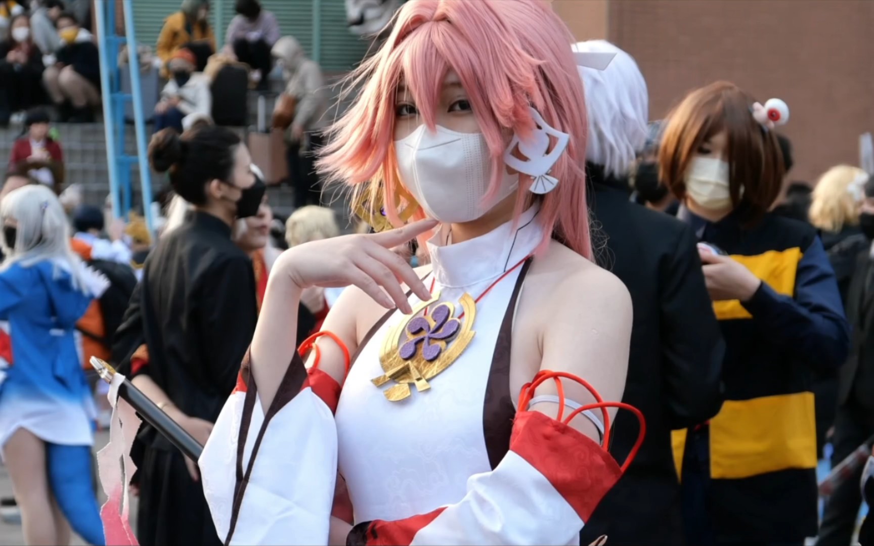 The tattoo-less Yae Kamiko is here, and the young lady cosplaying the original god character