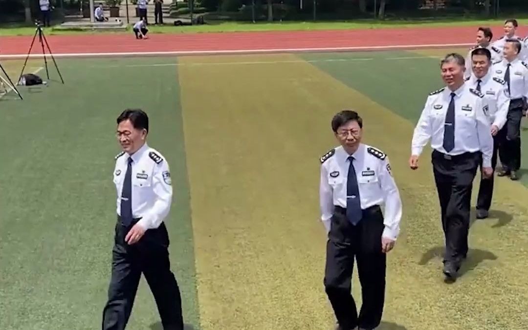 浙江警察学院毕业典礼，摇到大合照有被震撼，网友：祝平安归来