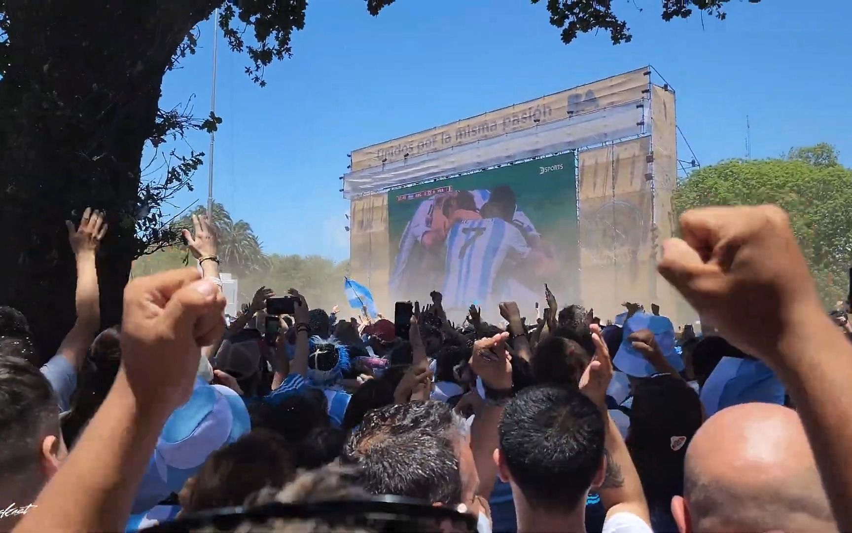 【世界杯】人们在Intendente Seeber广场目睹阿根廷成为世界杯冠军