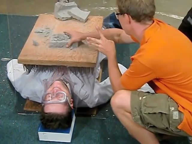 物理课演示视频_动量定理_胸口碎大石_钉板实验