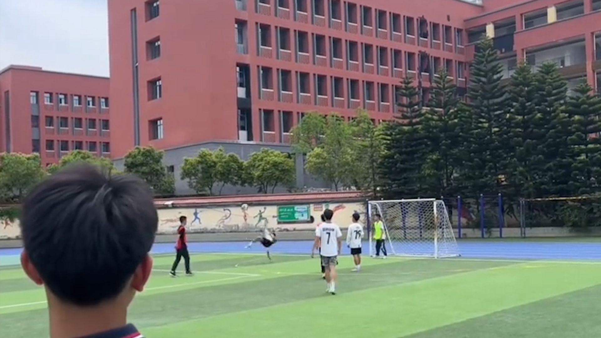 简直帅炸了！重庆双桥中学一学生操场踢球倒钩破门，全场齐声惊呼