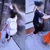 电梯关门太快老人被夹，误以为是孩子按关门键，上前掌掴小姑娘