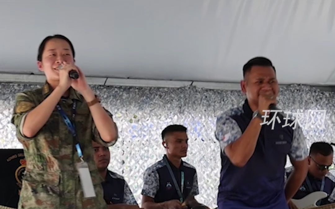 中马两国海军官兵用中文共唱《海阔天空》