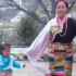 农村藏族美女和侄女共跳弦子舞