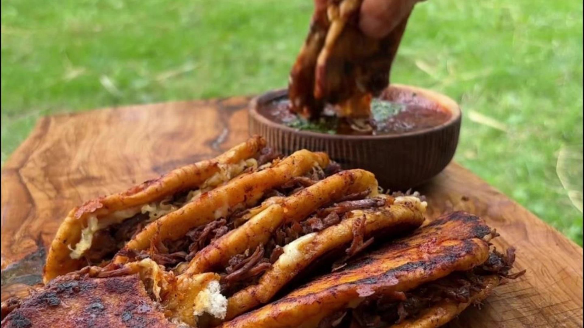 牛腿汉堡+牛膝塔可+蔬菜什锦