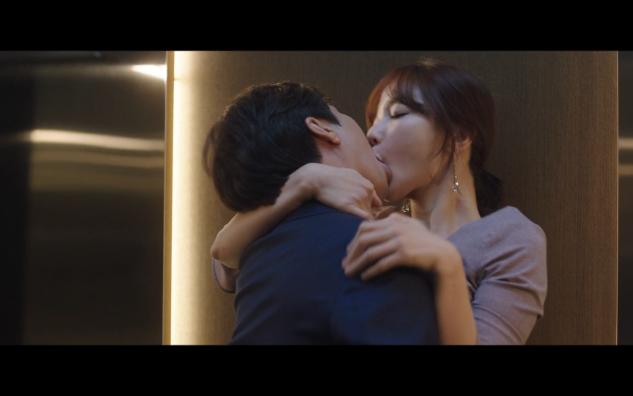 超欲吻戏，靓丽女生撩拨帅气大叔