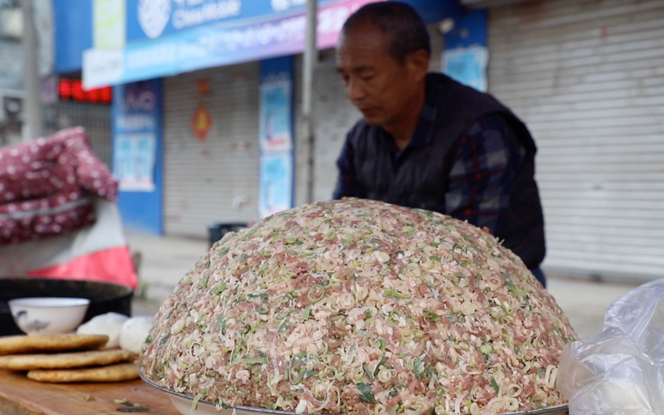 70年路边摊肉盒，80岁老太为吃一口和儿拼命，肉盒坐飞机带到缅甸