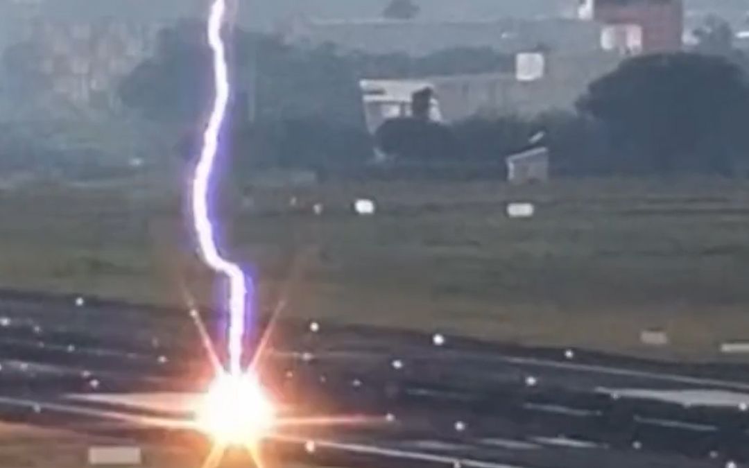 震撼瞬间：“蛇形闪电”击中机场跑道炸出火花 现场留下大坑
